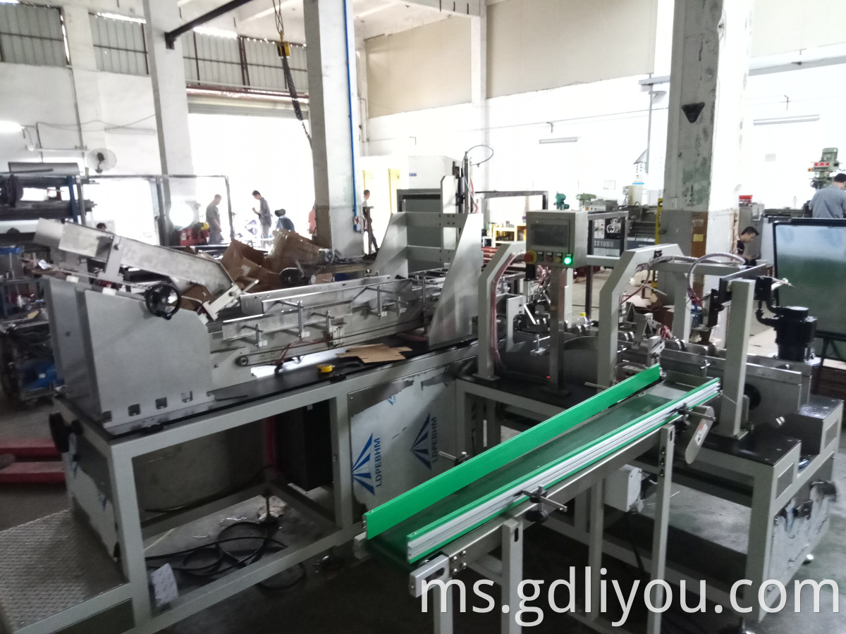 Box folding machine